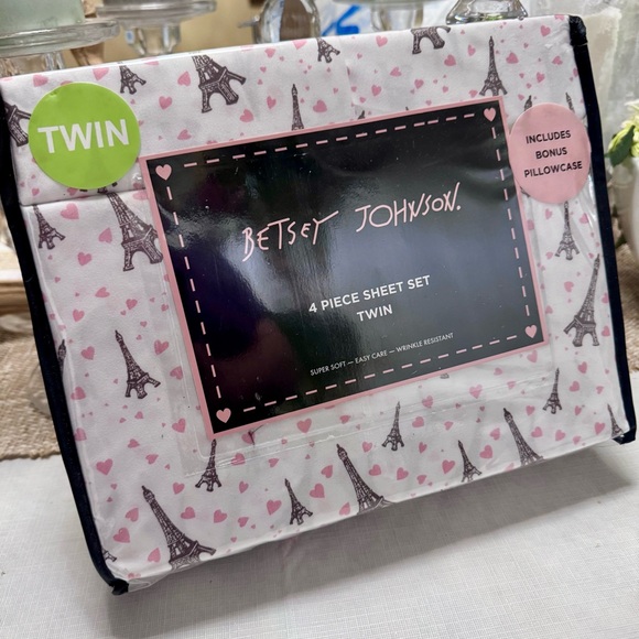 NIP! Betsey Johnson Paris Eiffel Tower Pink Hearts Twin Size Sheet Set + Bonus - Picture 1 of 6